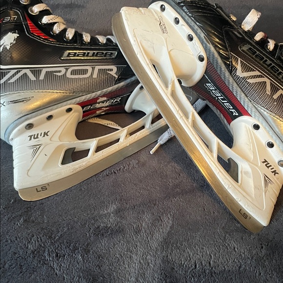 Bauer Vapor X3.7 Skates in Black and Red - Picture 2 of 7